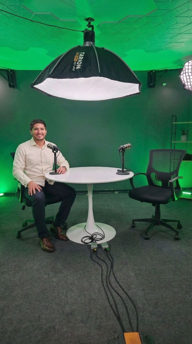 Diego Arias sentado en el estudio de grabación de Oportunidad País
